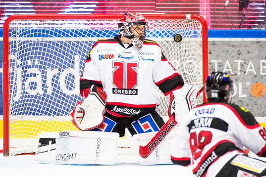 Skott från Leksands Veli-Matti Savinainen, ej i bild, går