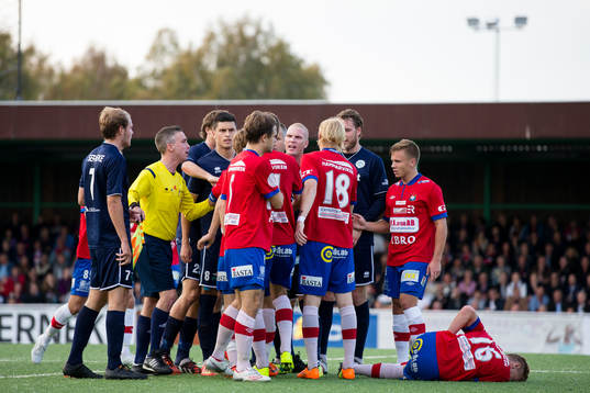 Hetsig situation på planen i första halvleken