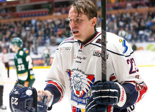 Linköpings Carl Dahlström är utan hjälm