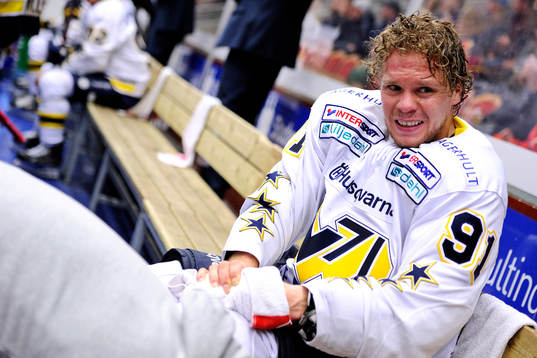 s Andreas Jämtin sitter med svåra smärtor i sin hand