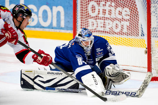 Leksands målvakt Joakim Lundström räddar skott från