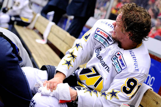 s Andreas Jämtin sitter med svåra smärtor i sin hand