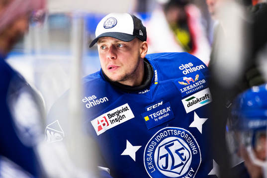 Leksands målvakt Oscar Alsenfelt deppar i båset