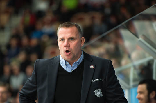 Malmö Redhawks tränare Mats Lusth skriker