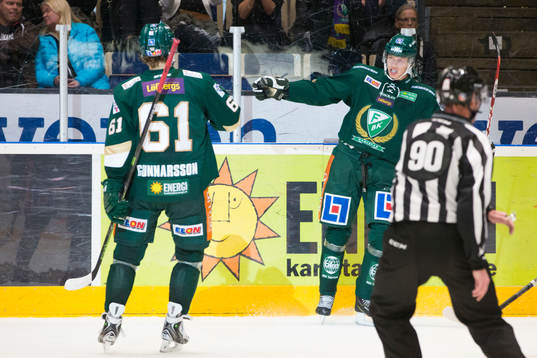Färjestads Victor Ejdsell jublar och gratuleras av de