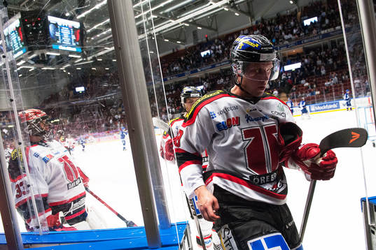 Örebros Viktor Ekbom deppar medan han lämnar isen