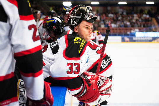 Julius Hudacek, målvakt i Örebro, deppar