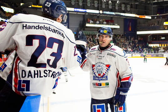 Linköpings Kent McDonell gör give me five