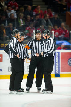 Referrees Linus Öhlund, Mikael Andersson och Linjemen