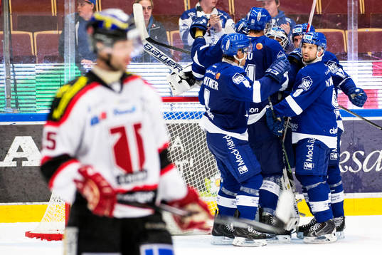 Leksands Eric Himelfarb, t.h, jublar med lagkamraterna