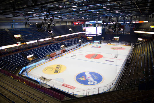 Vy över isen i Löfbergs Arena