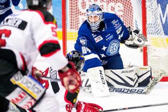 Leksands målvakt Joakim Lundström täcker skott