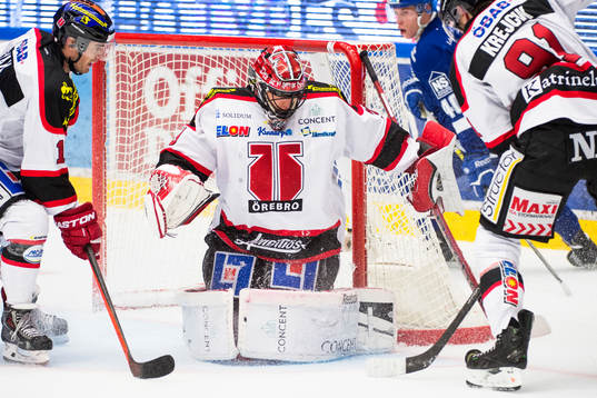 Julius Hudacek, målvakt i Örebro, räddar skott