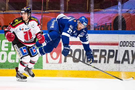 Örebros Derek Ryan och Leksands Viktor Mårtensson i en