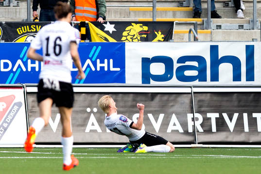 Örebros Karl Holmberg jublar