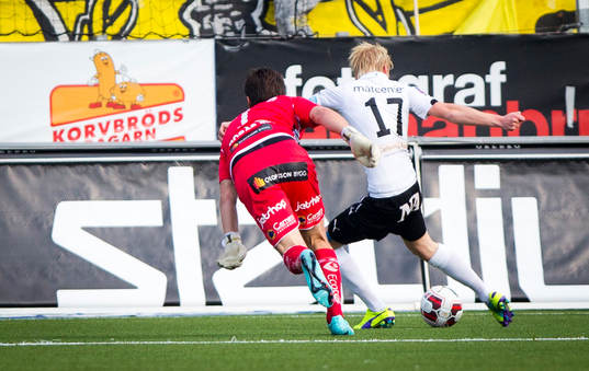 Örebros Karl Holmberg gör 2-0 på Elfsborgs målvakt