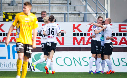 Örebros Marcus Pode gör 1-0 och jublar med Patrik Haginge