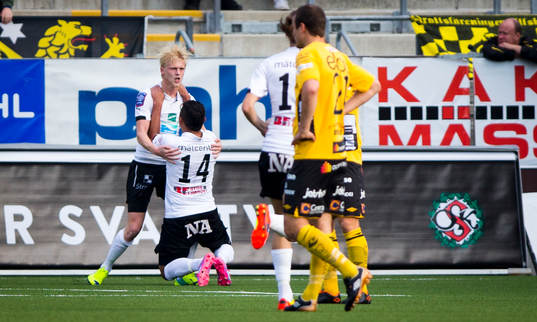 Örebros Karl Holmberg gör 2-0 och jublar med Daniel