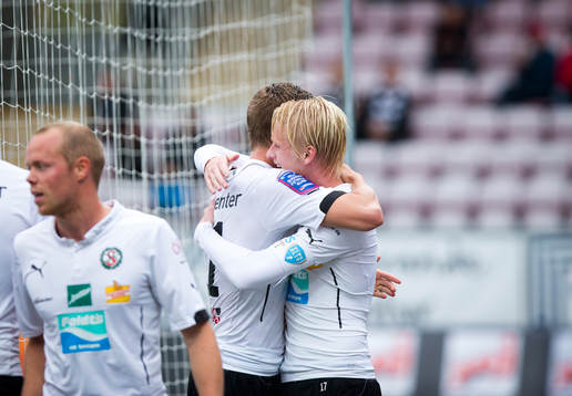 Örebros Marcus Pode gör 3-1 och jublar med Karl Holmberg