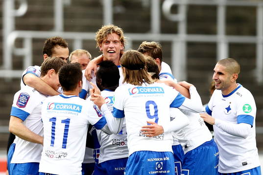 Norrköpings Alexander Fransson jublar och blir omkramad