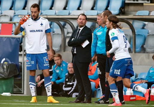 Norrköpings Emir Kujovic dricker intill IFK Göteborgs