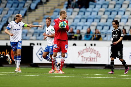 Norrköpings målvakt Marcus Sahlman håller i bollen och