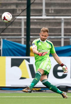 IFK Göteborgs målvakt John Alvbåge slår inspark