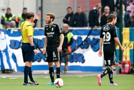 IFK Göteborgs Kjetil Waehler reagerar på beslut av domare