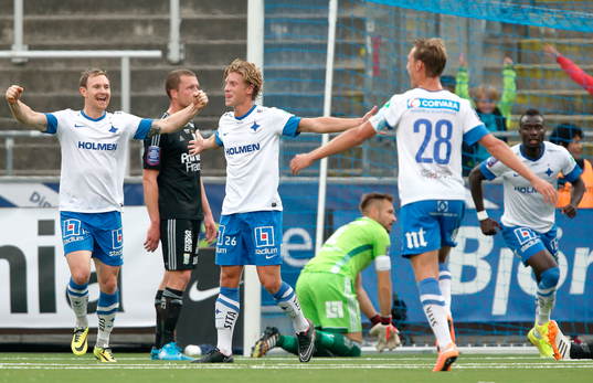 Norrköpings Alexander Fransson jublar mellan Marcus Falk