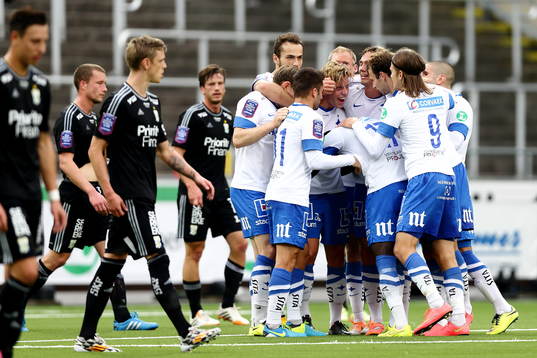 Norrköpings spelare jublar och kramar om  Alexander