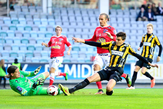 Häckens Alexander Jeremejeff och Falkenbergs målvakt Otto