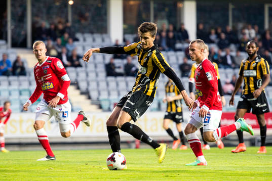 Häckens Alexander Jeremejeff  testar skott