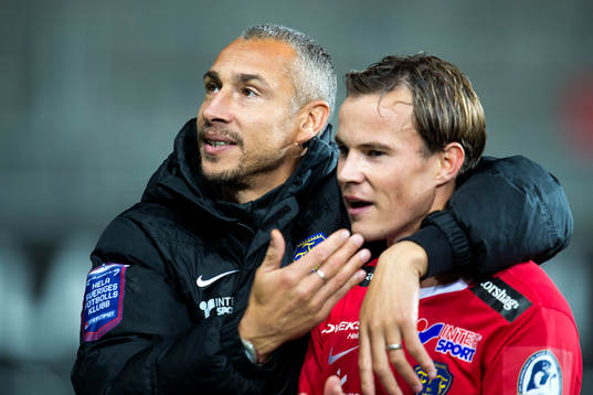 Falkenbergs tränare Henrik Larsson klappar om Anton Wede