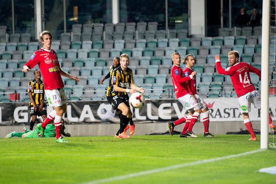 Häckens Simon Gustafson ser bollen gå utanför