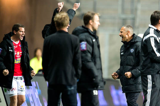 Falkenbergs tränare Henrik Larsson jublar