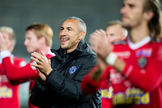 Falkenbergs tränare Henrik Larsson tackar publiken