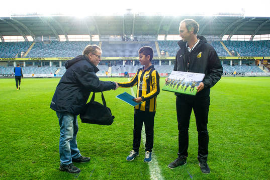 En ung kille vinner Go kompis pris