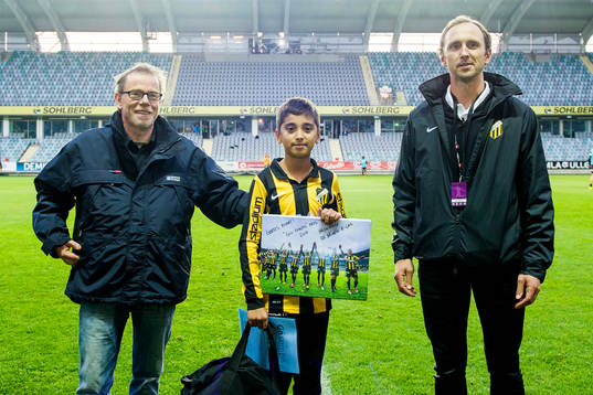En ung kille vinner Go kompis pris