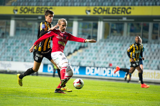 Häckens Alexander Jeremejeff jagar Falkenbergs Tobias