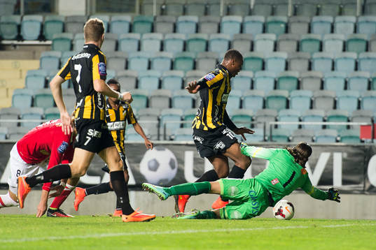 Häckens Carlos Strandberg försöker runda Falkenbergs