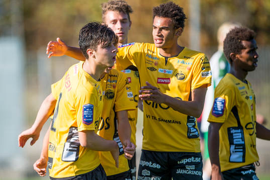 Elfsborgs Mattias Özgun klappas om av lagkamrater