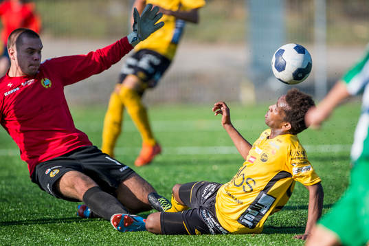 Hammarbys målvakt Niklas Jansson räddar friläge från