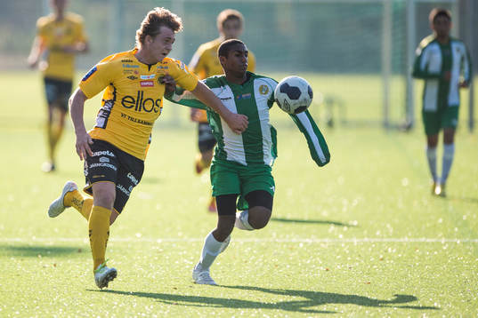 Elfsborgs Noel Jonsson och Hammarbys Marwin Badar i kamp om