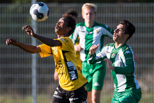 Kamp om bollen mellan Hammarbys Rodi Tekes och Elfsborgs