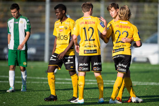 Elfsborgs Filip Varenhed klappas om av lagkamrater