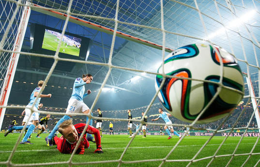 s målvakt Patrik Carlgren deppar när han ser 0-1-bollen