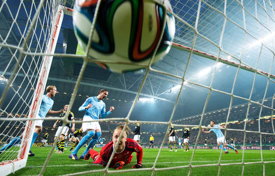s målvakt Patrik Carlgren deppar när han ser 0-1-bollen