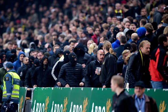Maskerade män rör sig mot Malmö FFs supportrar