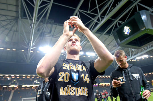 Malmö FFs Filip Helander fotograferar fansen
