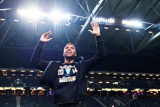 s Isaac Kiese Thelin jublar mot de tillresta fansen